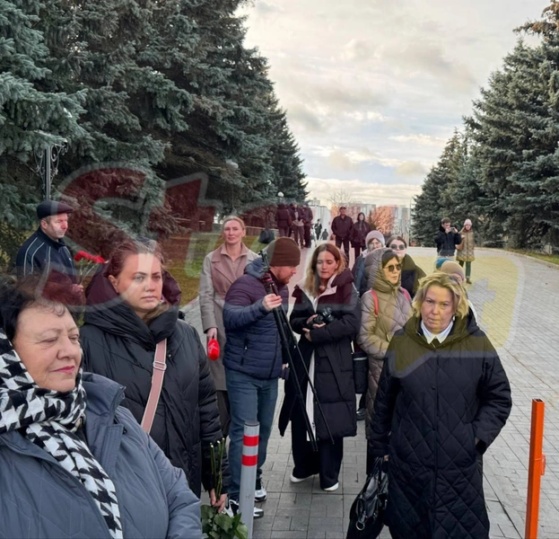 К 12 часам к храму начали стягиваться поклонники и друзья Николаева