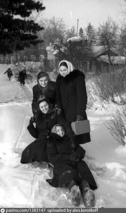 Фото примерно того же времени. И снова все девушки в пальто с мехом. То ли это было модно, то ли из-за дефицита другой верхней одежды просто не было | Источник: pastvu.com