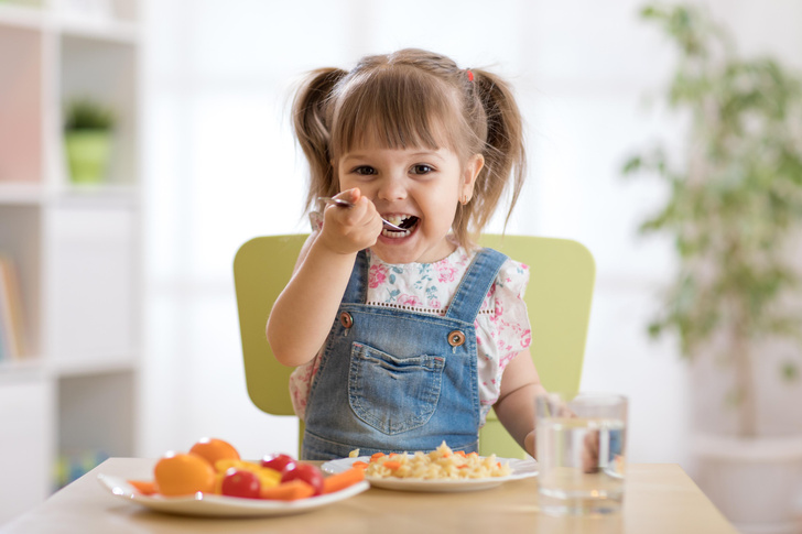 «Съешь еще две ложки!» 8 фраз, которые нельзя говорить ребенку за столом — и вот почему