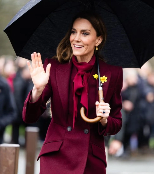 В любимом пальто и с брошью в виде нарцисса: Кейт Миддлтон и принц Уильям посетили Уэльс | Источник: соцсети
