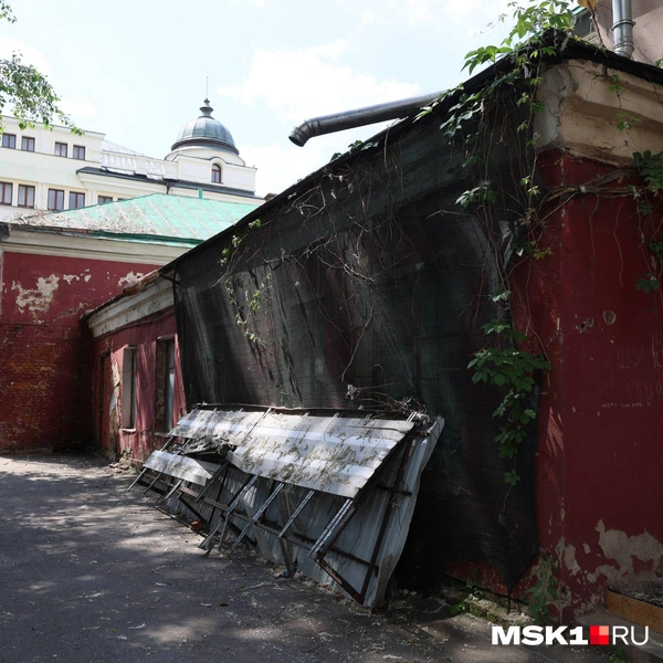 Но как и дом с майоликами он пришел в разруху. Хотя внутри, по словам жителей, сохранились исторические интерьеры | Источник: Артем Устюжанин / MSK1.RU