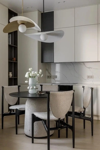 Корпусная, Apartment. Стол и стулья, Unika. Диван, Mebelioner. Цветы, Germangarden. Напольное покрытие, Mosplitka. | Источник: Михаил Чекалов; стиль: Екатерина Клее