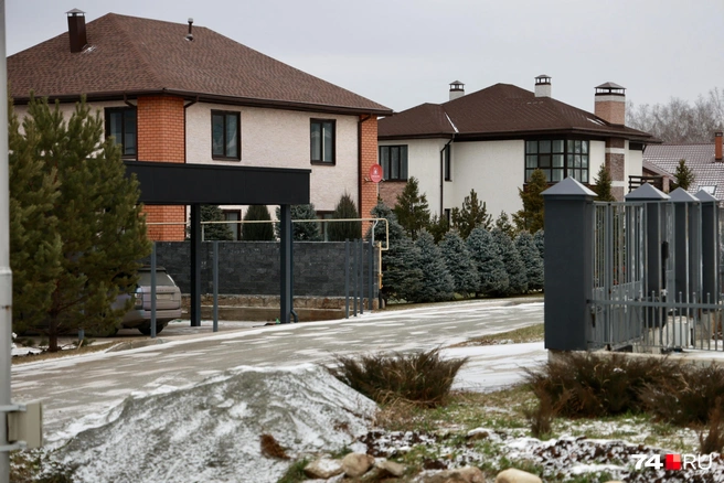 Дома в «Лесном острове» даже глубокой осенью выглядят как на рекламном буклете | Источник: Михаил Шилкин