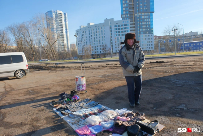 Кто-то приходит сюда просто, чтобы продать домашние и уже ненужные вещи | Источник: Тимофей Калмаков / 59.RU