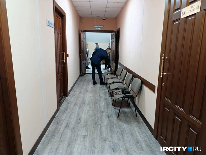 А здесь, видимо, претенденты в мэры Иркутска будут ждать своей очереди | Источник: Даниил Конин / IRCITY.RU