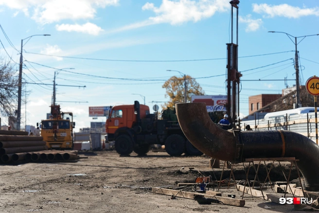 Фото от 29 октября 2025 года. Строительство с нечетной стороны только началось | Источник: Дарья Паращенко / 93.RU