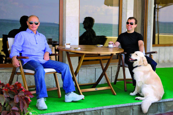 Владимир Путин и Дмитрий Медведев любят породистых собак. Фото 2010 года