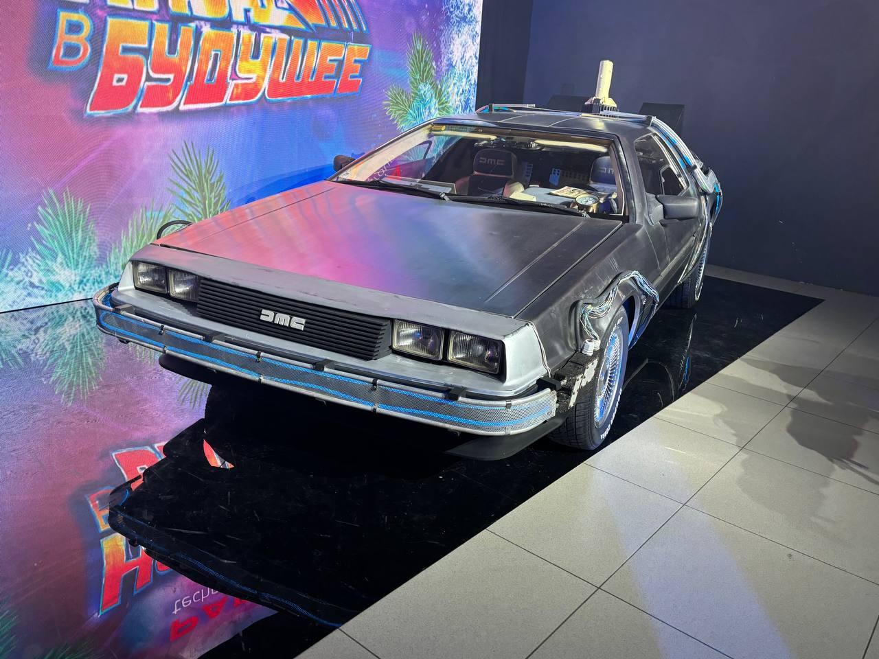 Пермяки гадали, зачем док Браун приехал в Пермь на легендарном DeLorean. Оказывается, на корпоратив: фото 