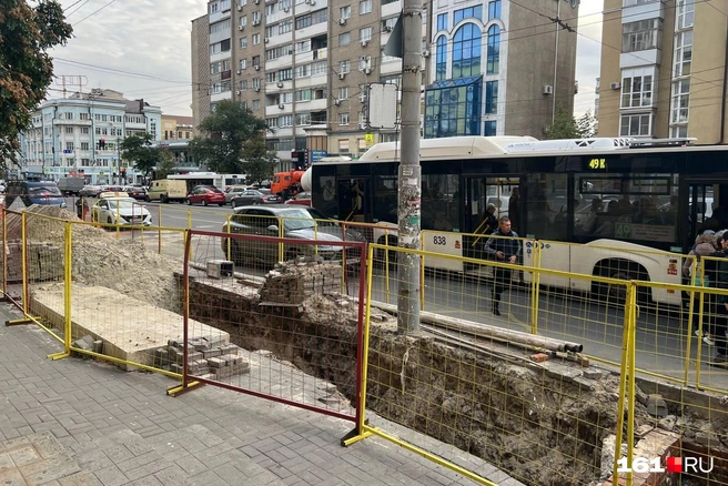 Часть тротуара рядом с автобусной остановкой перекрыта с лета | Источник: Марина Гаричян / 161.RU