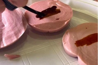 Уральский блогер раскрыл способы проверки колбасы и сыра