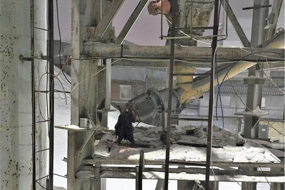 Сибиряк травмировал ногу на производстве из-за работающего двигателя