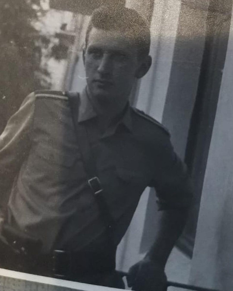 Настоящий полковник: в Сети появились редкие фото брата Пугачевой