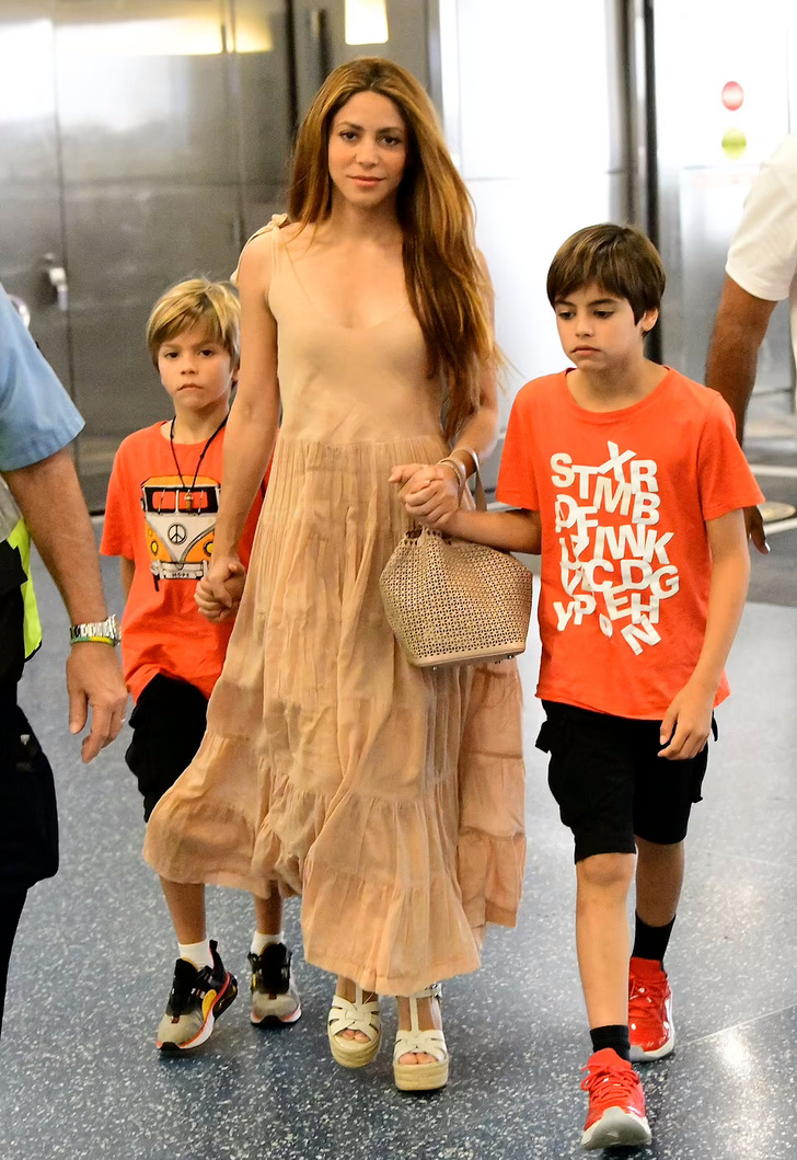 Первый выход после скандала: Шакира в персиковом платье и на танкетках в аэропорту Майами