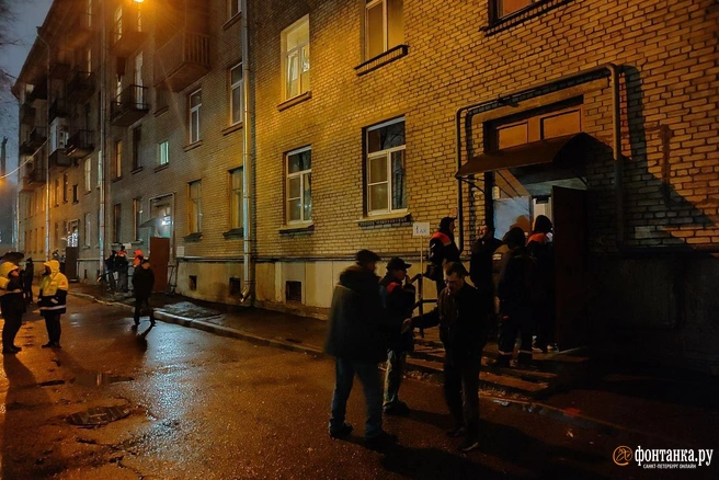 Дом стоит, свет горит. Что происходит на 1-м Муринском, где люди возвращаются в квартиры после провала грунта | Источник: Михаил Огнев / «Фонтанка.ру»