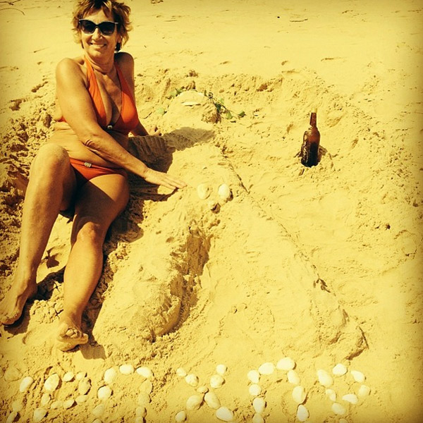 Лариса развлекает себя созданием фигур из песка