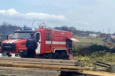В Курильске огнеборцы не дали огню перекинуться на дома
