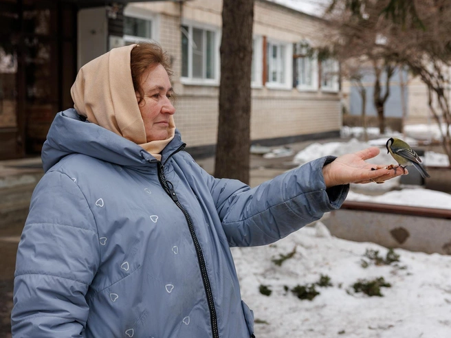 Синица без страха садится на руку за угощением | Источник: Алексей Волхонский / V1.RU