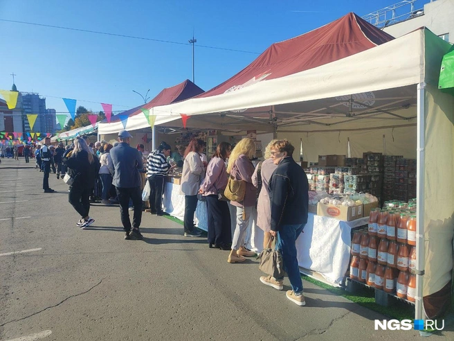 На площадке можно купить продукты и другие изделия | Источник: Александра Бруня / NGS.RU 