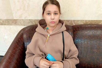 Настя борется с редкой болезнью, нужен дорогой препарат