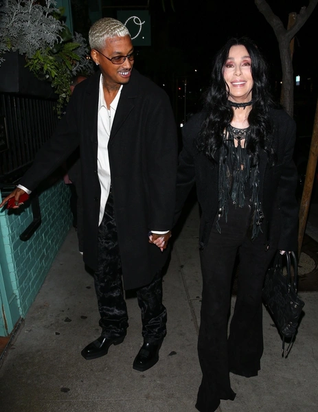 Мужчина балует роковую красотку шикарными подарками