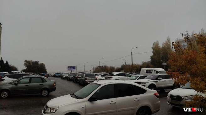 С парковки у арбитражного суда обычно видно Волгу и противоположный берег, но не сегодня | Источник: читатель V1.RU