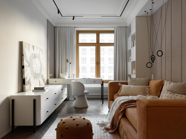 Диван, стол с комодом изготовлены по эскизам дизайнера, Walls studio. Стул, Bino home. Подвесы, Lodes. Декоративные подушки, Josephine Testa. Пуф, Ferm Living. Картина, Инга Павлова. Ковер, Kover.ru. | Источник: Максим Максимов. Стиль: Наталья Стрижакова