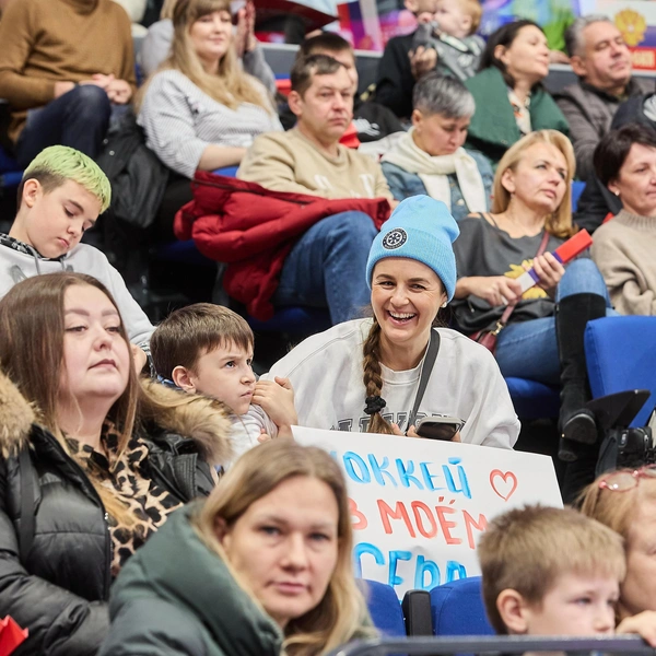 Зрители пришли с плакатами | Источник: Александр Ощепков / NGS.RU