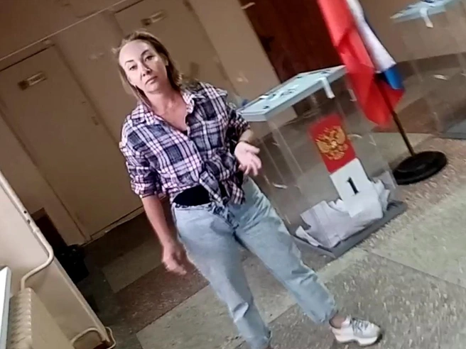 На скриншоте из видео заметна урна, заполненная пачкой бюллетеней, которых там быть не должно | Источник: Михаил Качалин / КПРФ Саратов / kprf-saratov.ru