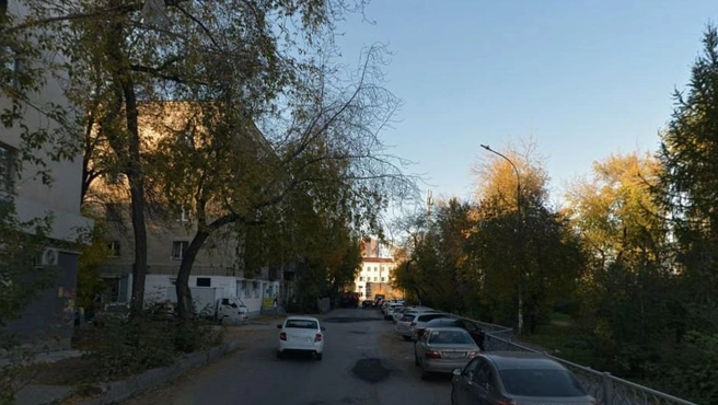 Обычно на этом участке припарковано много машин | Источник: «Яндекс Карты»