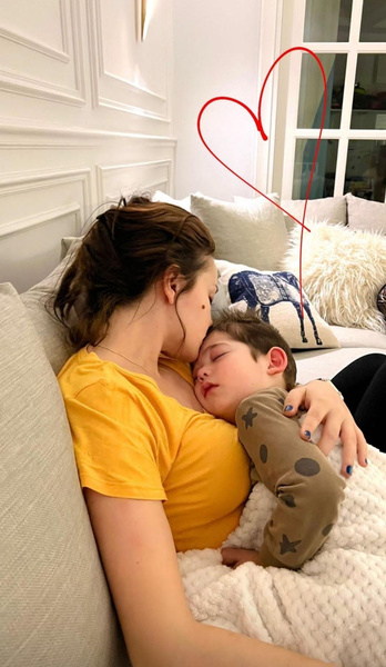Жена Бурака Озчивита поделилась первым фото после рождения второго сына