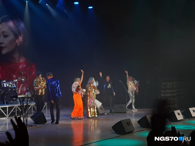 Певица прощается с залом | Источник: Анастасия Харламова / NGS70.RU