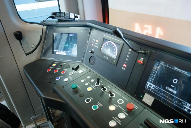 Новый состав отличается от старого в первую очередь плавностью хода, это регулируется отчасти пневматической подвеской. Поезд полностью оборудован камерами, машинист в кабине видит то, что происходит в салоне, сбоку, спереди и сзади | Источник: Андрей Бортко / NGS.RU