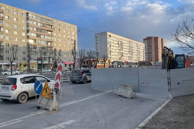 Гигантская яма спровоцировала пробку на улице Пермякова в Тюмени