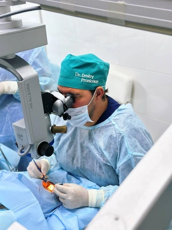 Главврач «Центра хирургии глаза» за работой | Источник: «Центр хирургии глаза»