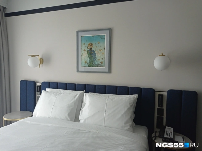 Абсолютно в каждом номере висят по две картины Андрея Машанова — графика и живопись. Академик РАХ и заслуженный художник РФ написал 240 работ специально для отеля | Источник: Ирина Чернышева