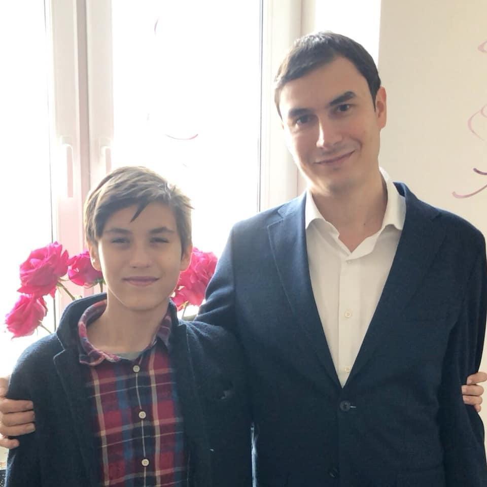 Гуляет с сестренкой, участвует в шоу с папой: фото 19-летнего сына Сергея Шаргунова и Анны Козловой, погибшего в ДТП