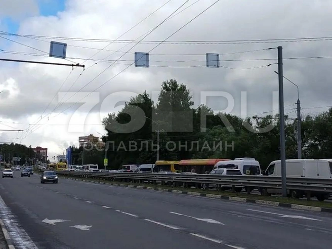 В Ярославле введены перекрытия на пересечении Московского проспекта и ЮЗОД | Источник: читатель 76.RU Марк
