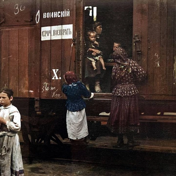 Крестьяне-переселенцы на омской станции в 1908 году. В начале прошлого века они осваивали земли в Сибири | Источник: BspChannel / T.me