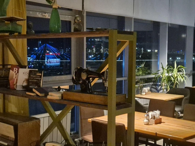 Интерьер оригинальный, много зелени и милых деталей | Источник: «Чердак»