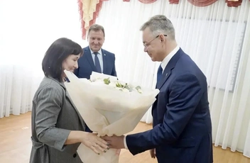 Коллективу вручили цветы и благодарственные письма | Источник: Владимир Владимиров / Max