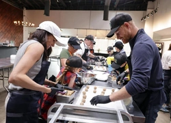 Меган Маркл и принц Гарри со своими детьми приготовили еду для нуждающихся