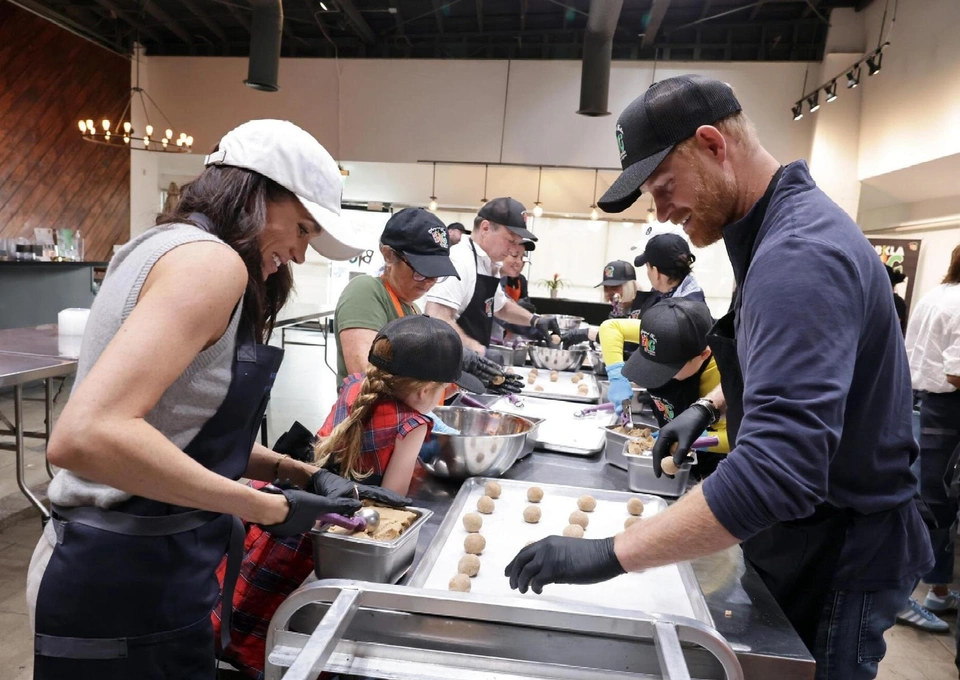 Меган Маркл и принц Гарри со своими детьми приготовили еду для нуждающихся