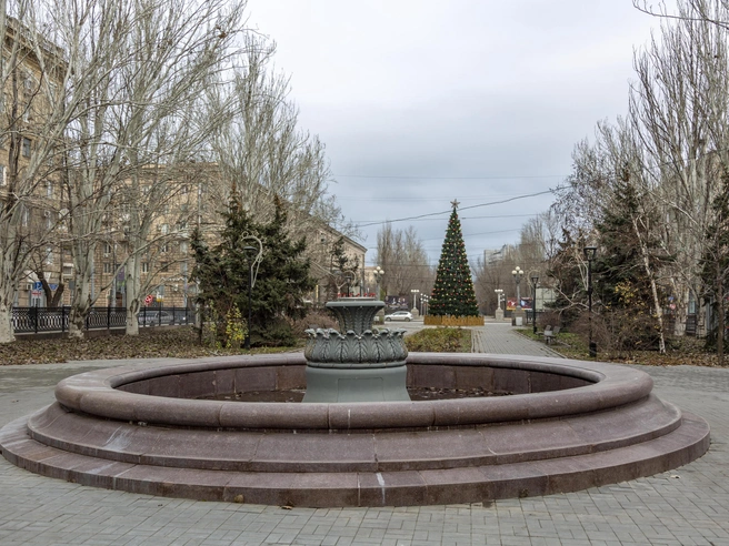 Установленная елка пока не добавила городу новогоднего настроения. | Источник: Константин Завриков / V1.RU