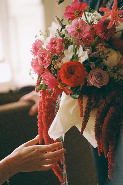 Маникюр с инициалами и платье Вивьен Вествуд: Эмбер Андерсон и Коннор Суинделлс сыграли одну из самых красивых свадеб этого года