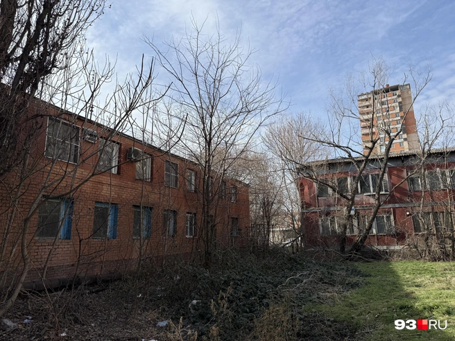 Эти два дома почти полностью расселили во временное жилье | Источник: Валерия Дульская / 93.RU