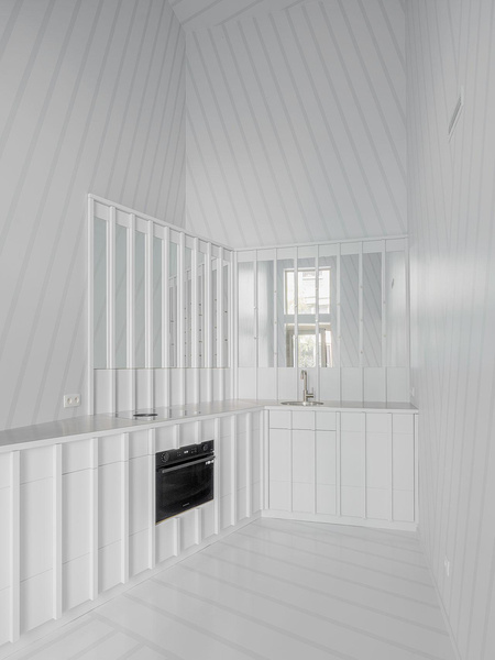 Белая квартира в Антверпене с авангардным камуфляжем