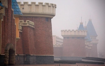 Сказка для сталкеров: 9 фото недостроенного Диснейленда в Китае