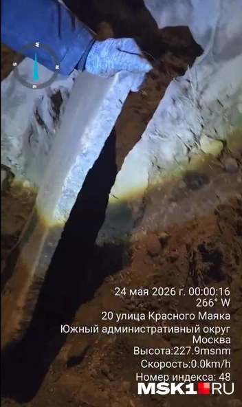 Большая плита оказалась в песке у дома | Источник: читатель MSK1.RU