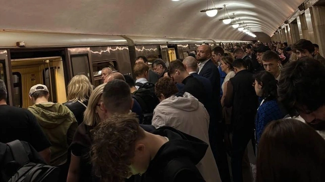 Толпы пассажиров выстроились на станции метро в Москве | Источник: КудаМосква / T.me