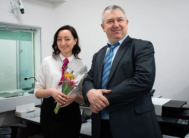Прио-Внешторгбанк поздравил клиенток с 8 марта и подарил им цветы | ya62.ru